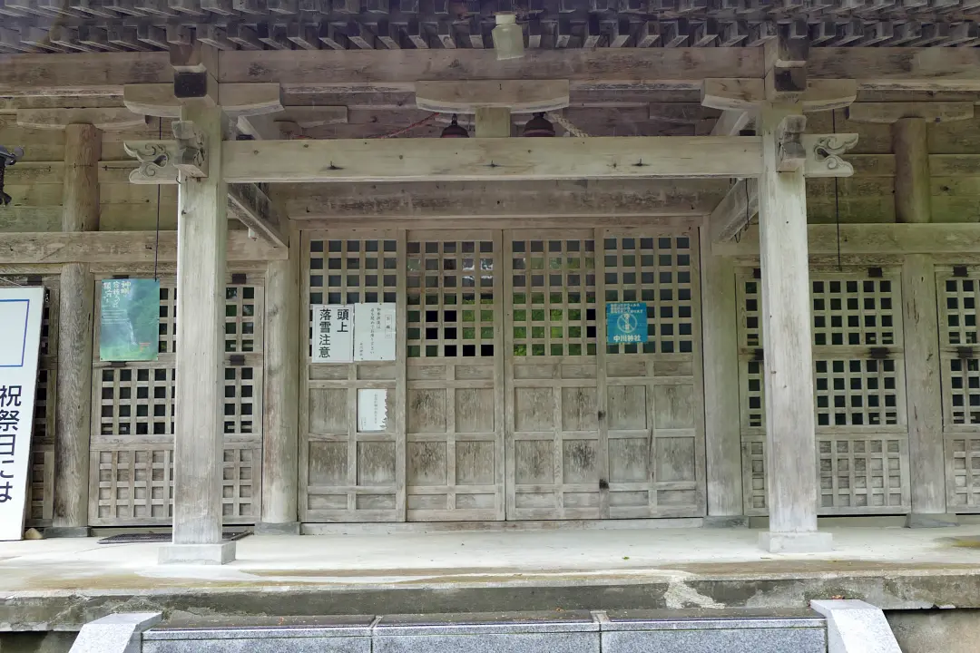 10P1180036 中川神社 社殿の前