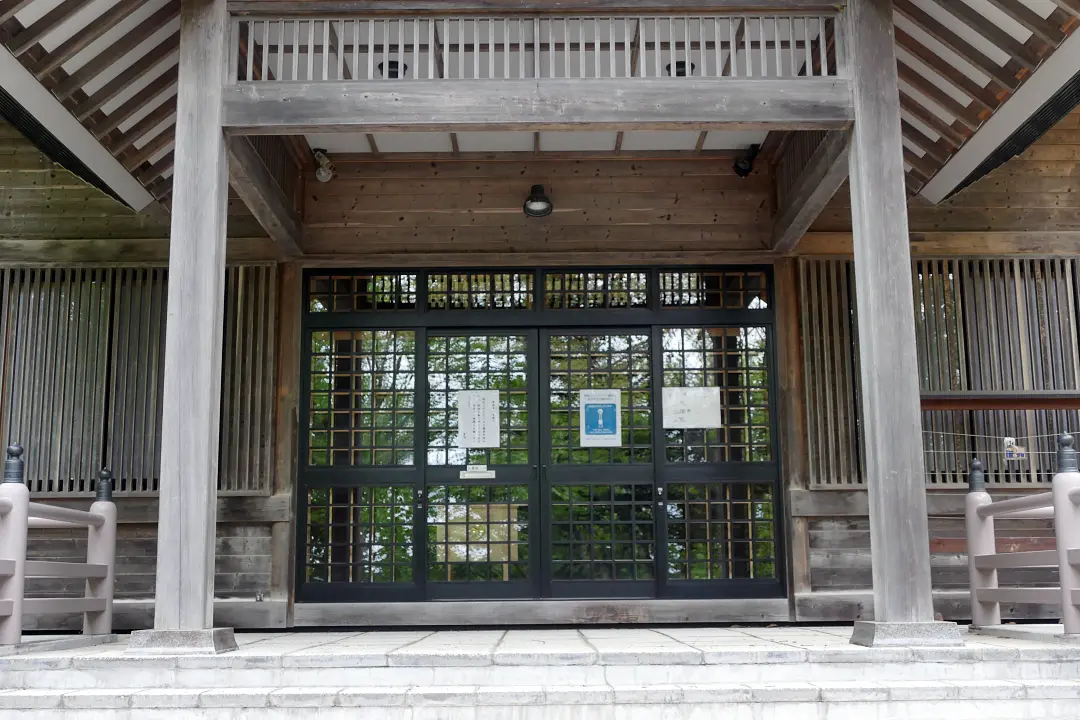 豊富八幡神社 社殿の前