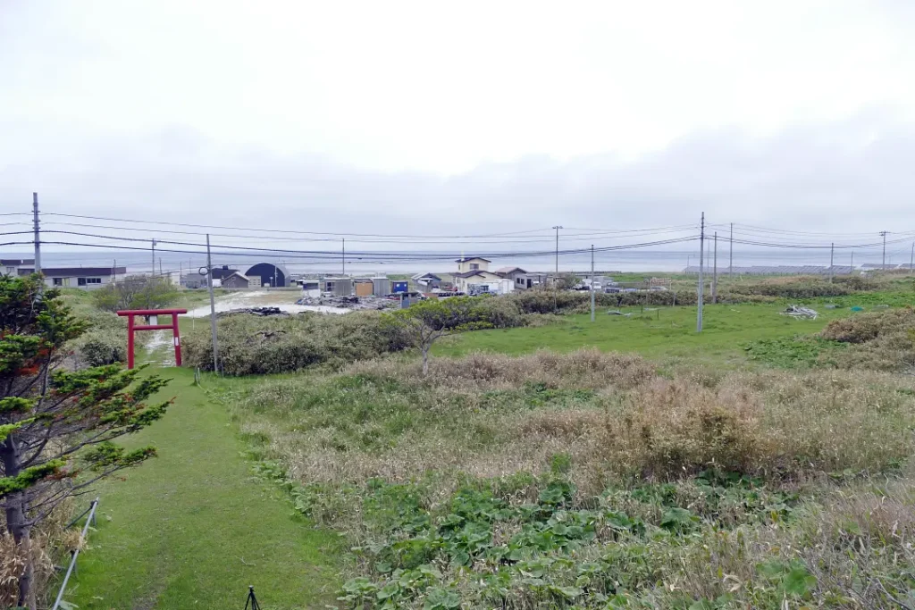 ウロンナイ稲荷神社の社殿から日本海を見る