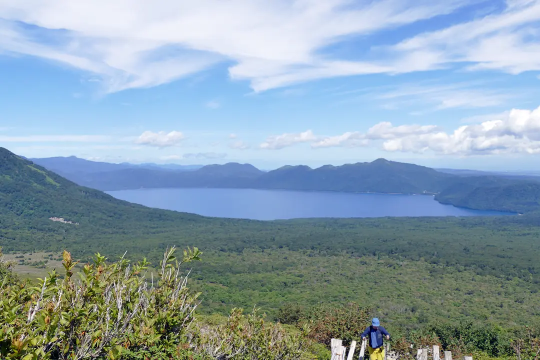 樽前山 登山道から支笏湖を見下ろす