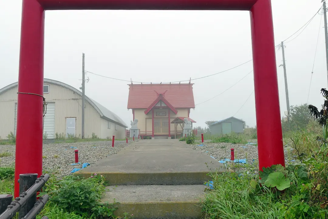 友知稲荷神社 二の鳥居をくぐる