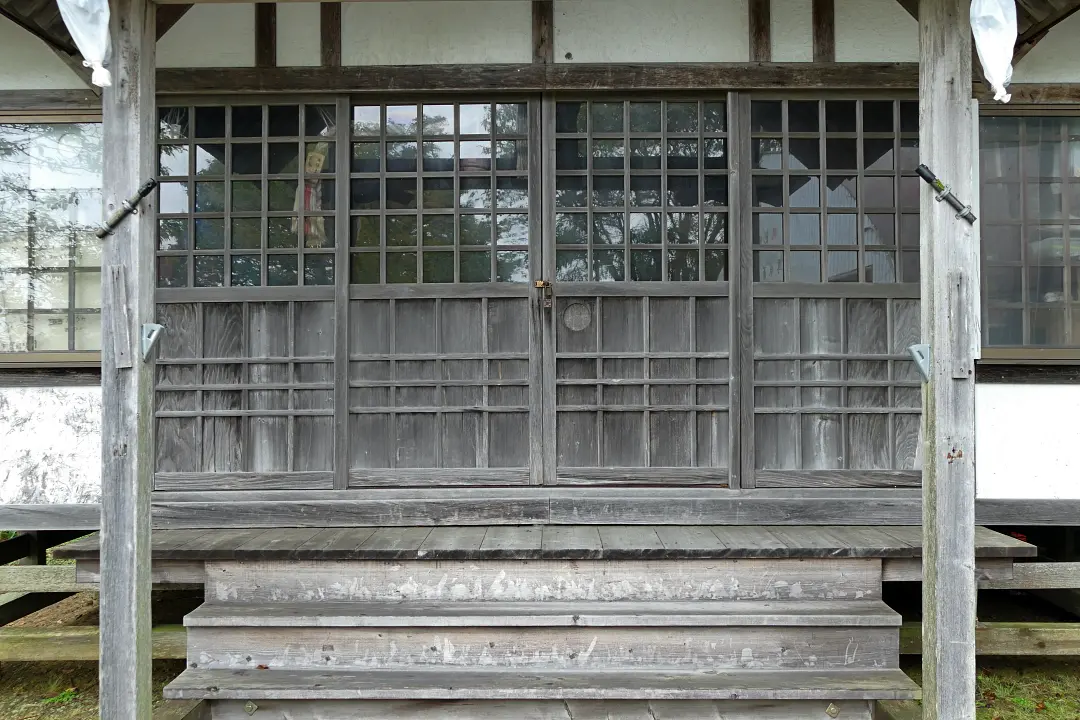 厚床蒼前神社 社殿の前