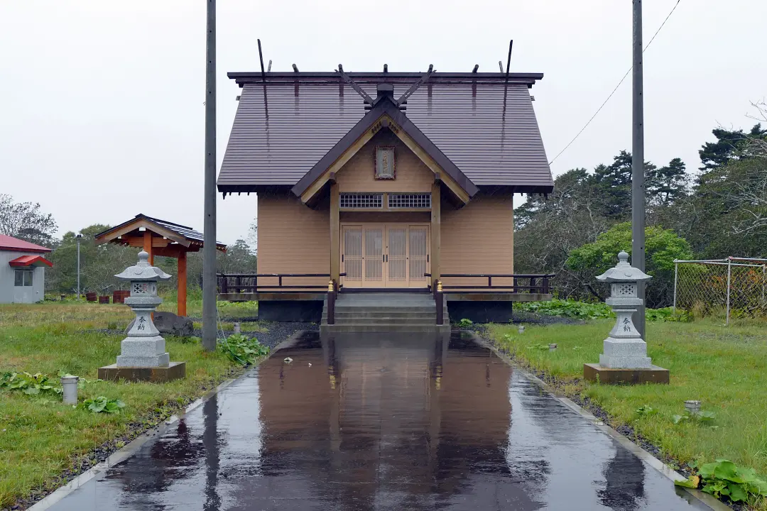 落石神社 灯籠と社殿