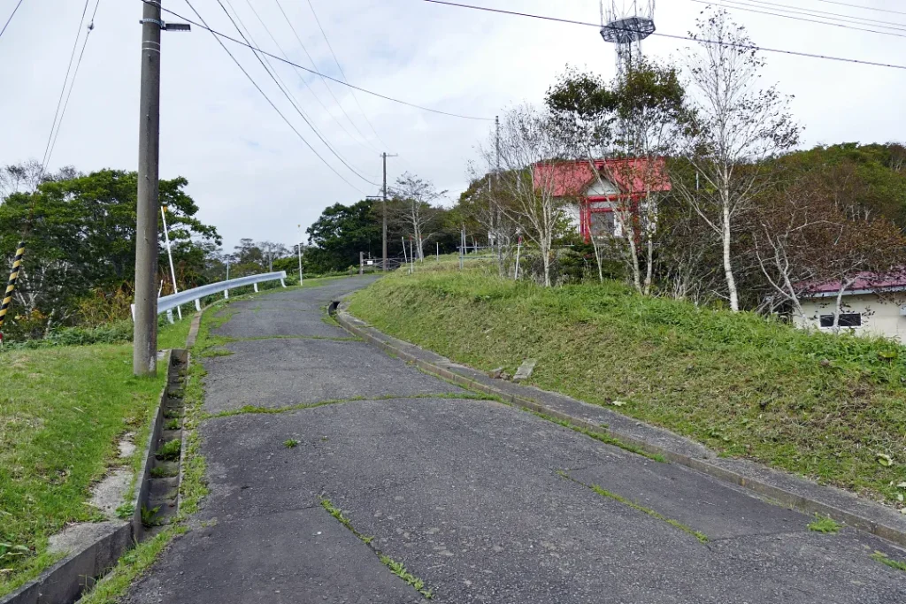 知方学神社へ登る坂道