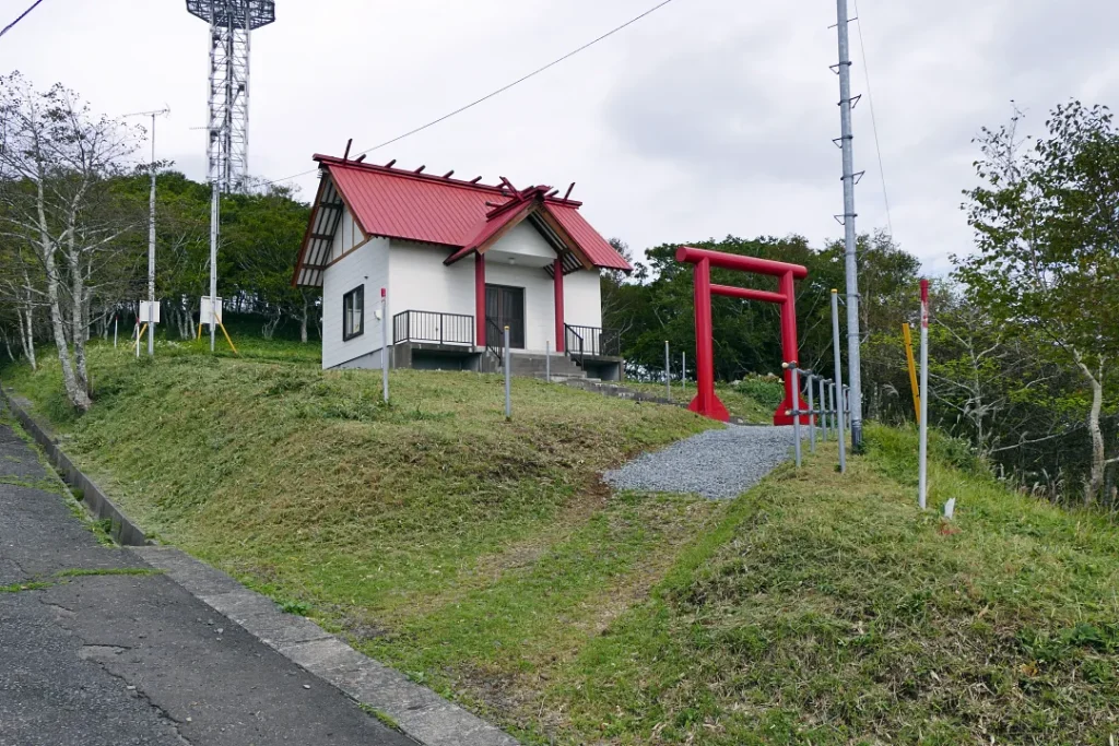 知方学神社 鳥居と社殿