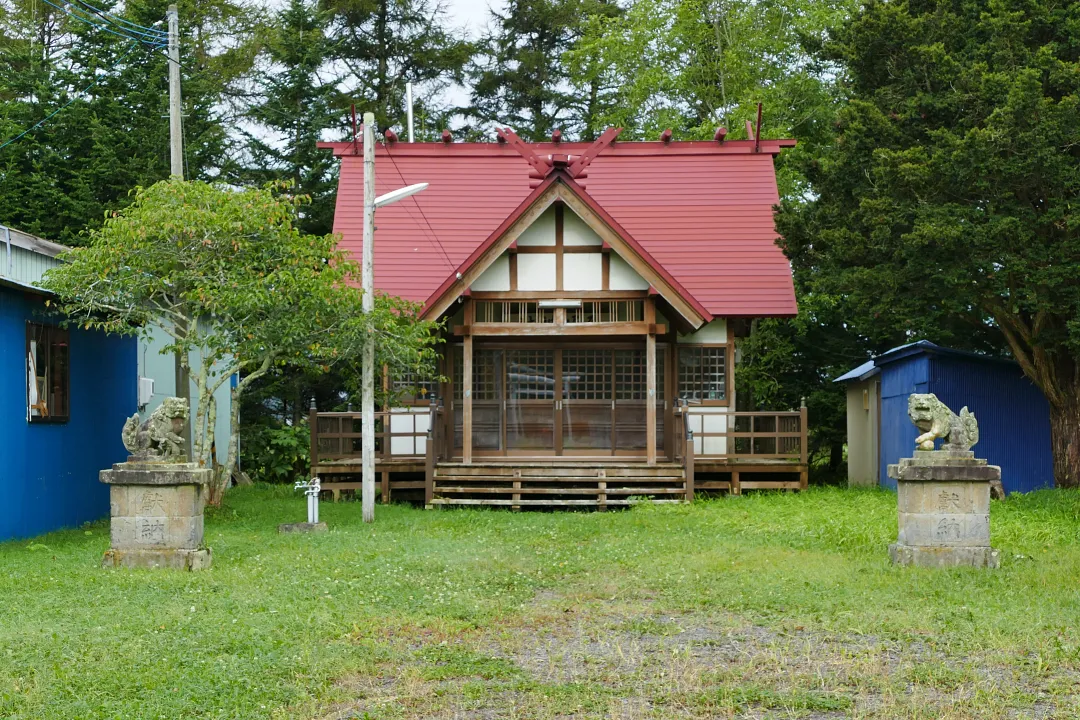 尾幌神社 狛犬と社殿