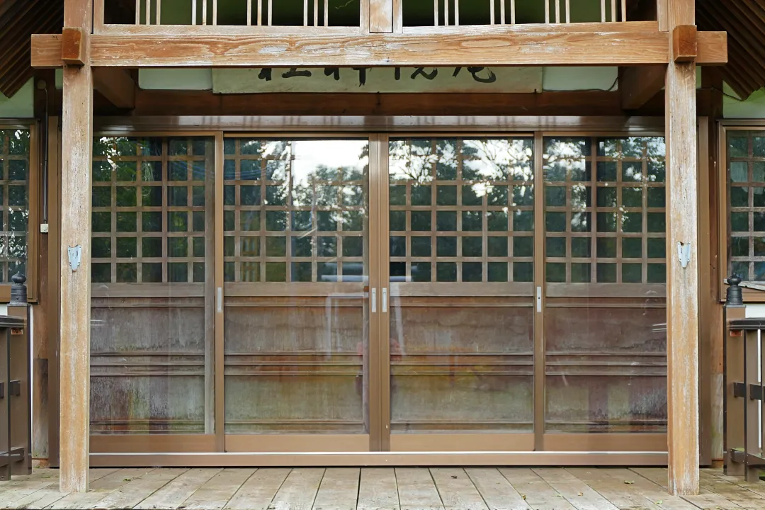 尾幌神社 社殿の前