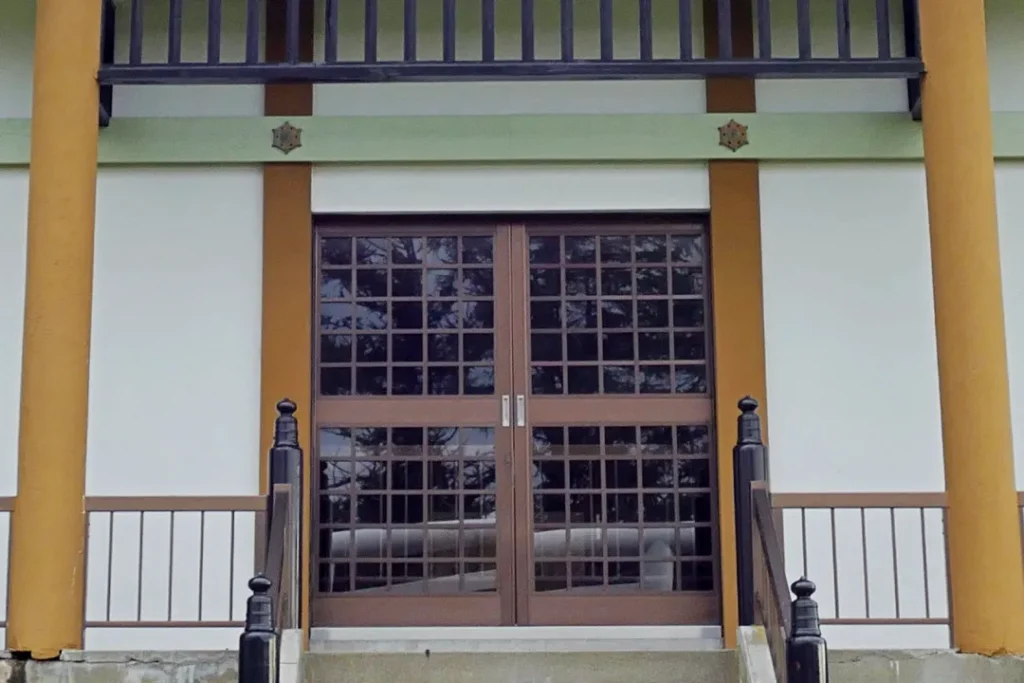 仙鳳趾厳島神社 社殿の前