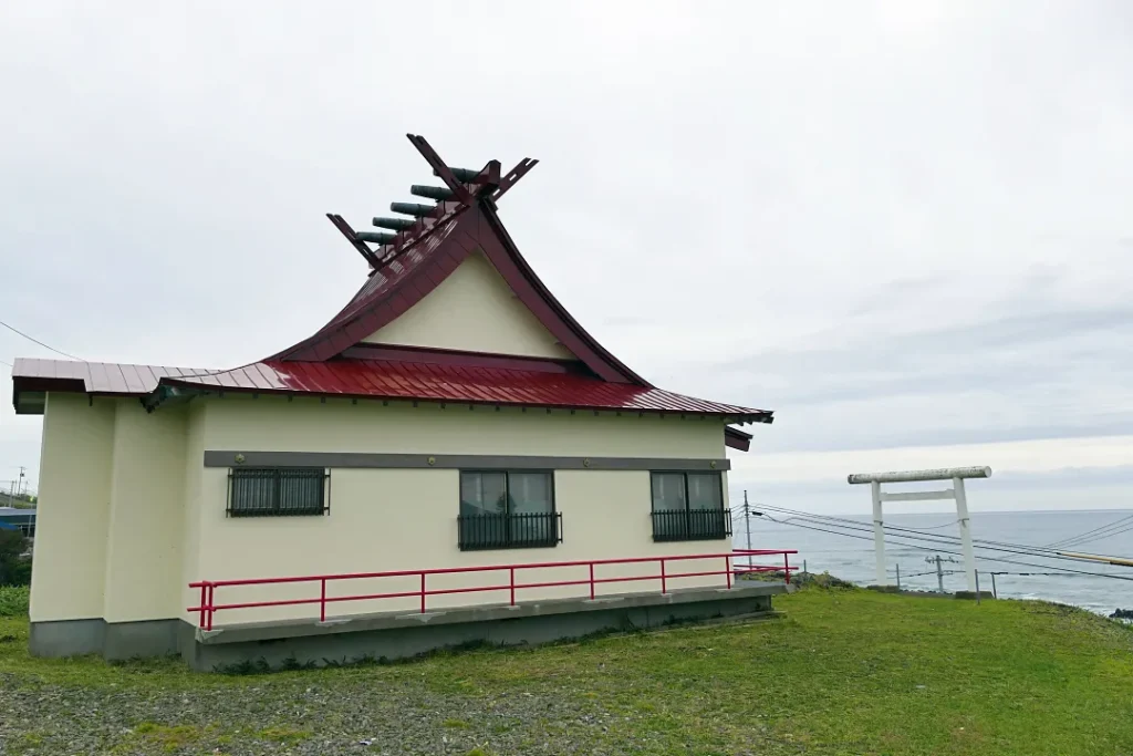 又飯時金刀比羅神社 社殿を横から見る