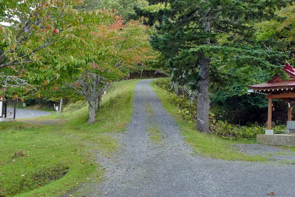 境内へ続く坂道