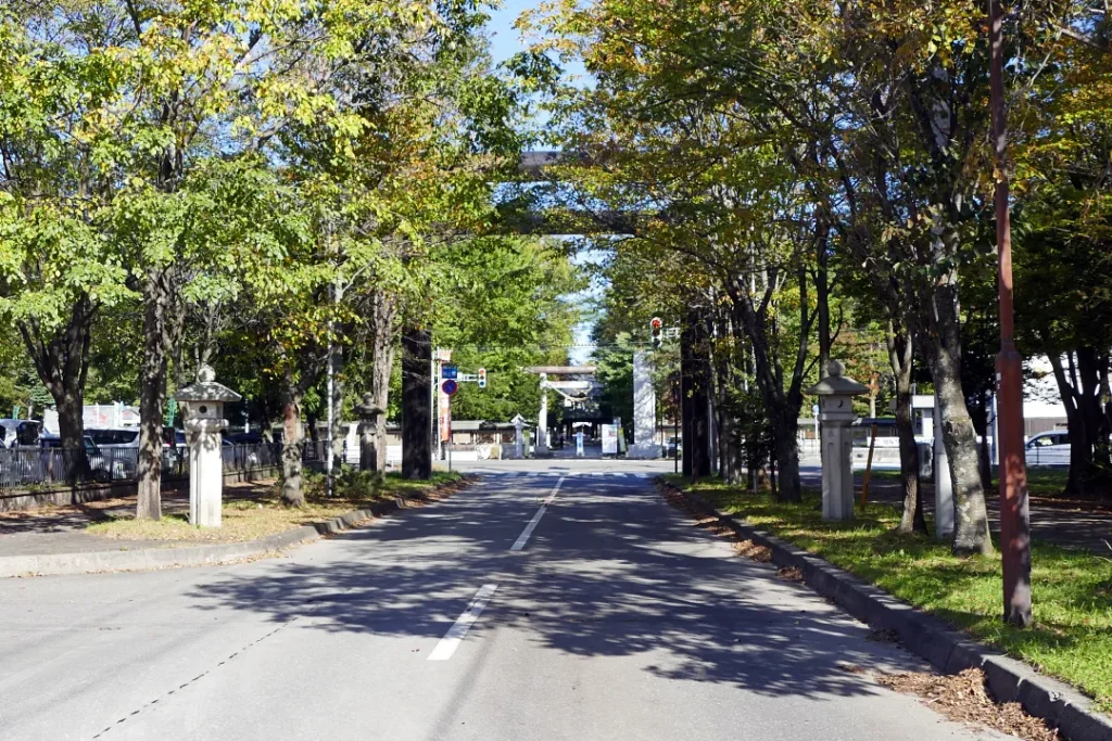 駐車場そばの鳥居