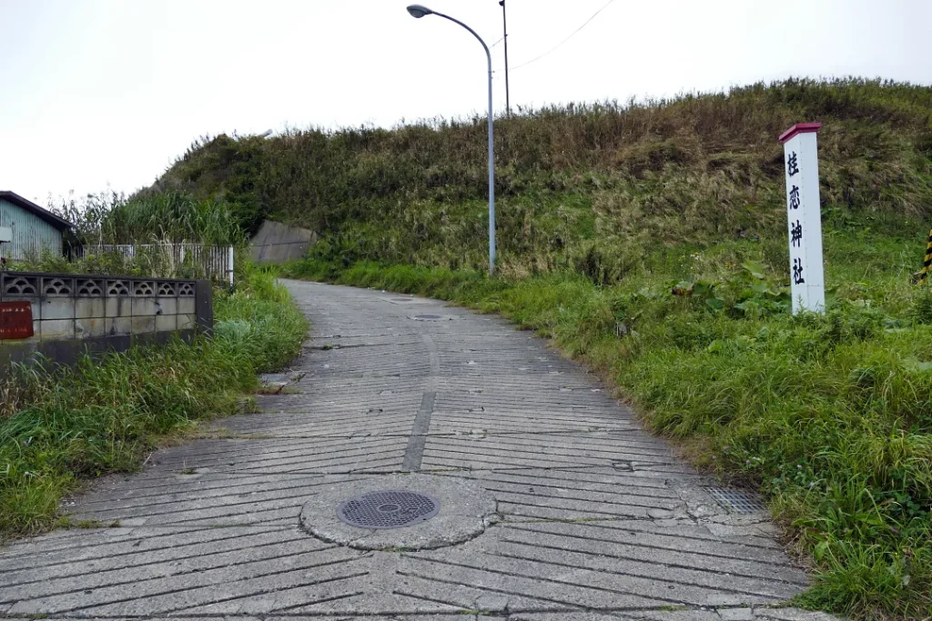 桂恋神社 参道と社号標