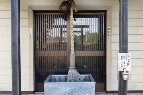 幸福神社 社殿の前
