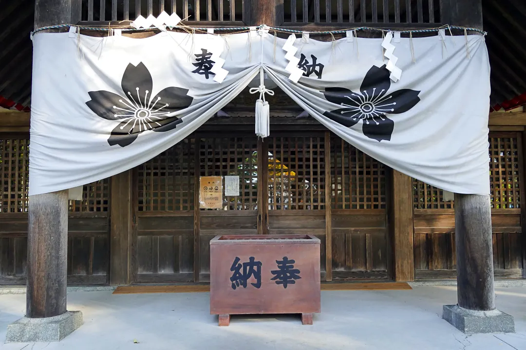 十勝護国神社 拝殿の前