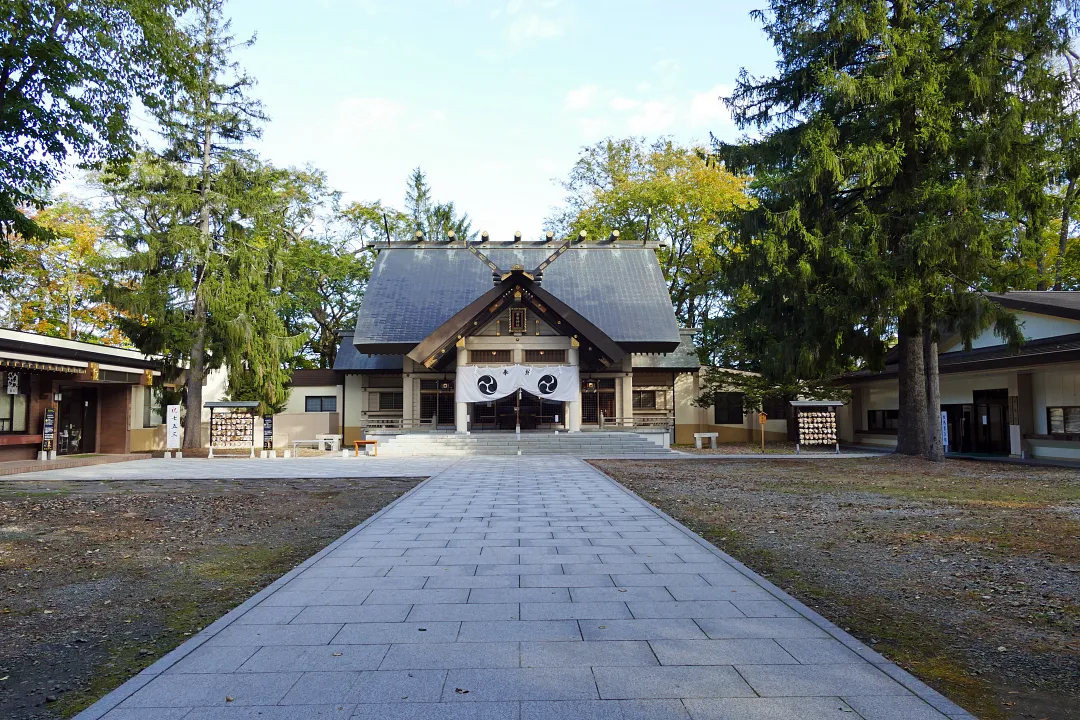 帯廣神社 授与所と社殿