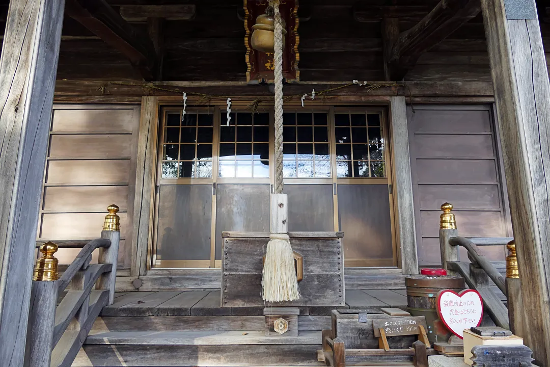 愛國神社 拝殿の前