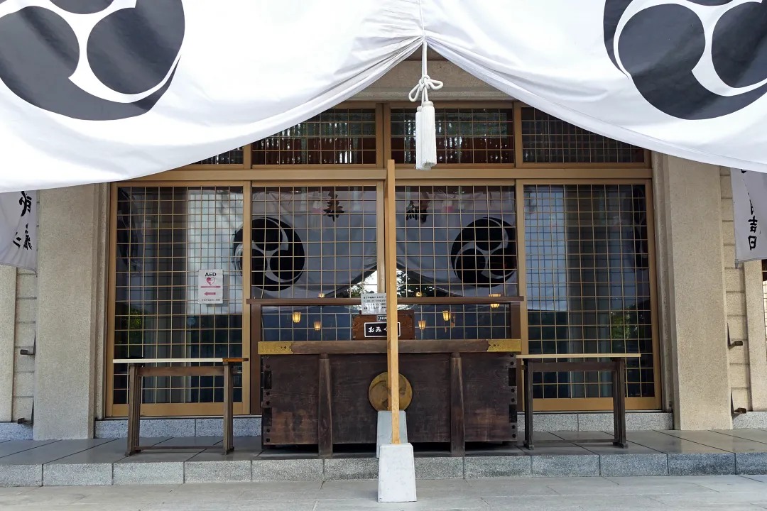 帯廣神社 拝殿の前