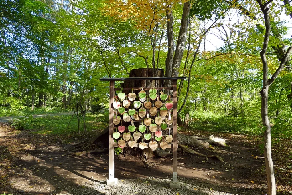 帯廣神社 古木の前の絵馬掛け