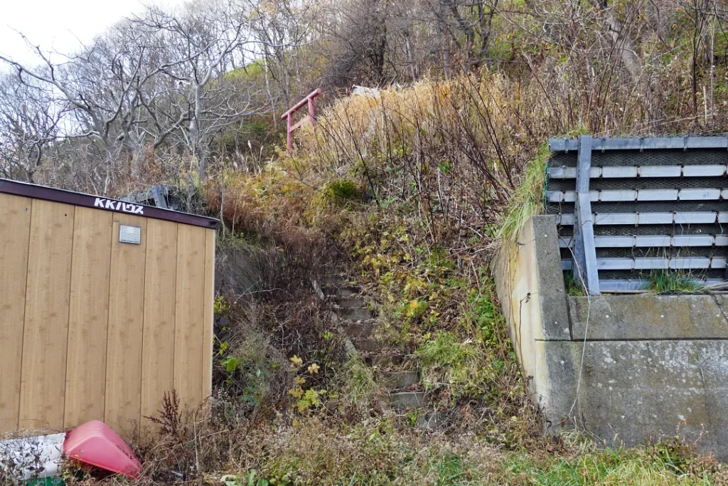 白岩稲荷神社 階段と鳥居