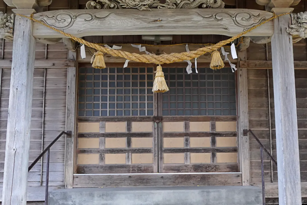 蘭島神社 拝殿の前