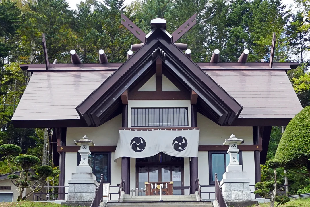 10P1200886 札内神社 社殿