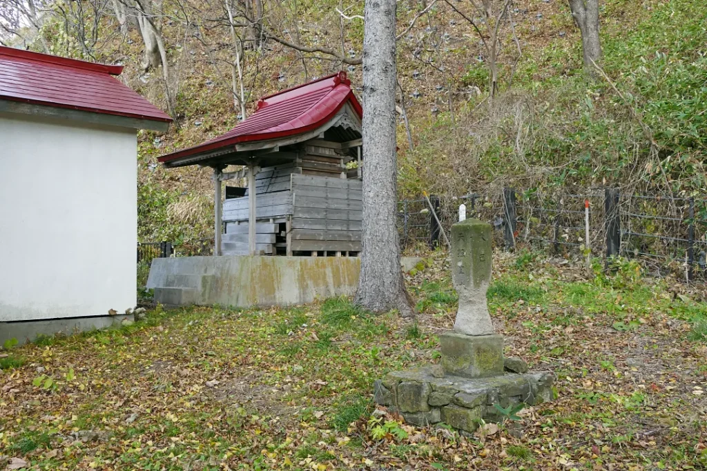 蘭島神社 本殿横の地神碑