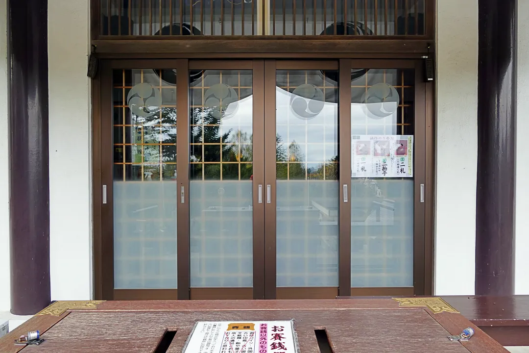13P1200865 札内神社 拝殿の前