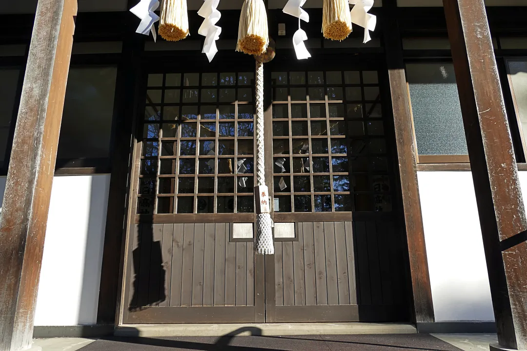 15P1200999 日高神社 拝殿の前