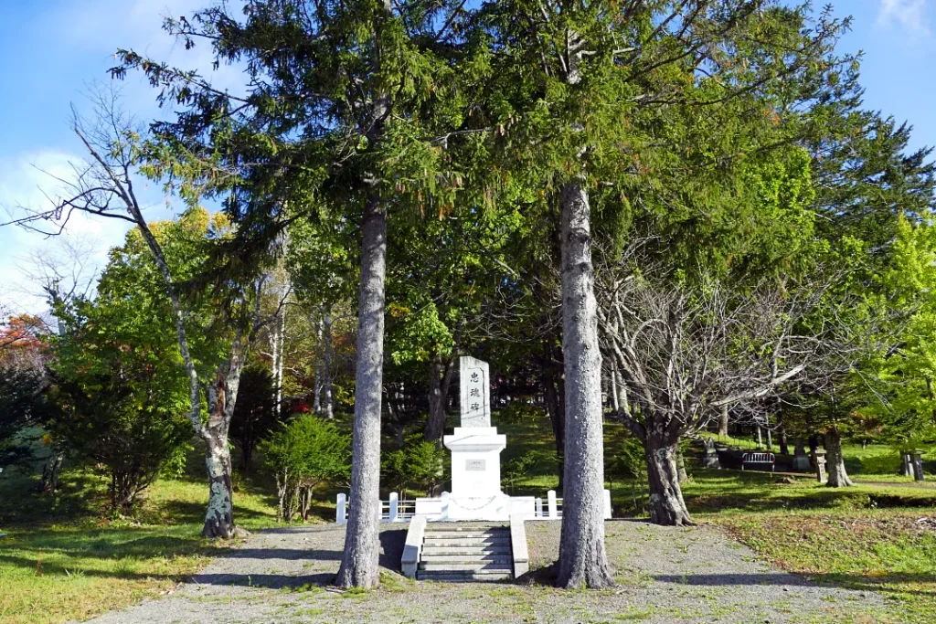 日高神社 2本の木にはさまれた忠魂碑