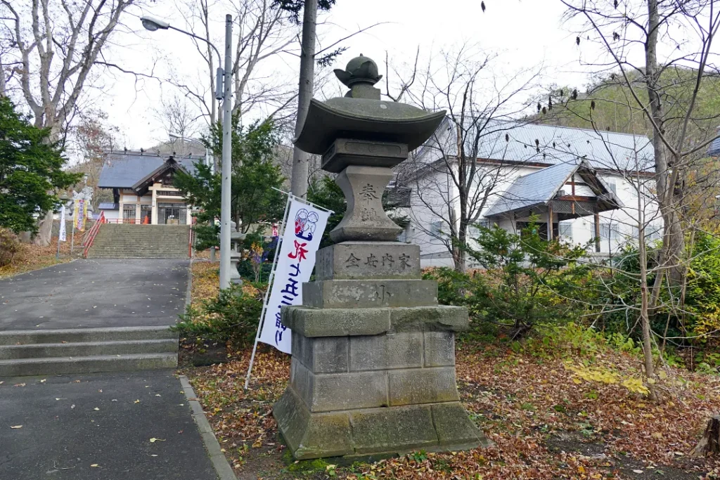 余市神社 参道の灯籠