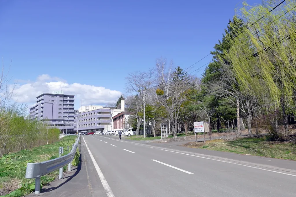 大江本家と温根湯神社境内入り口