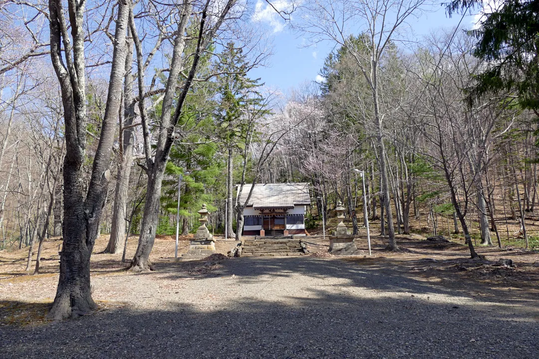 温根湯神社 上の境内