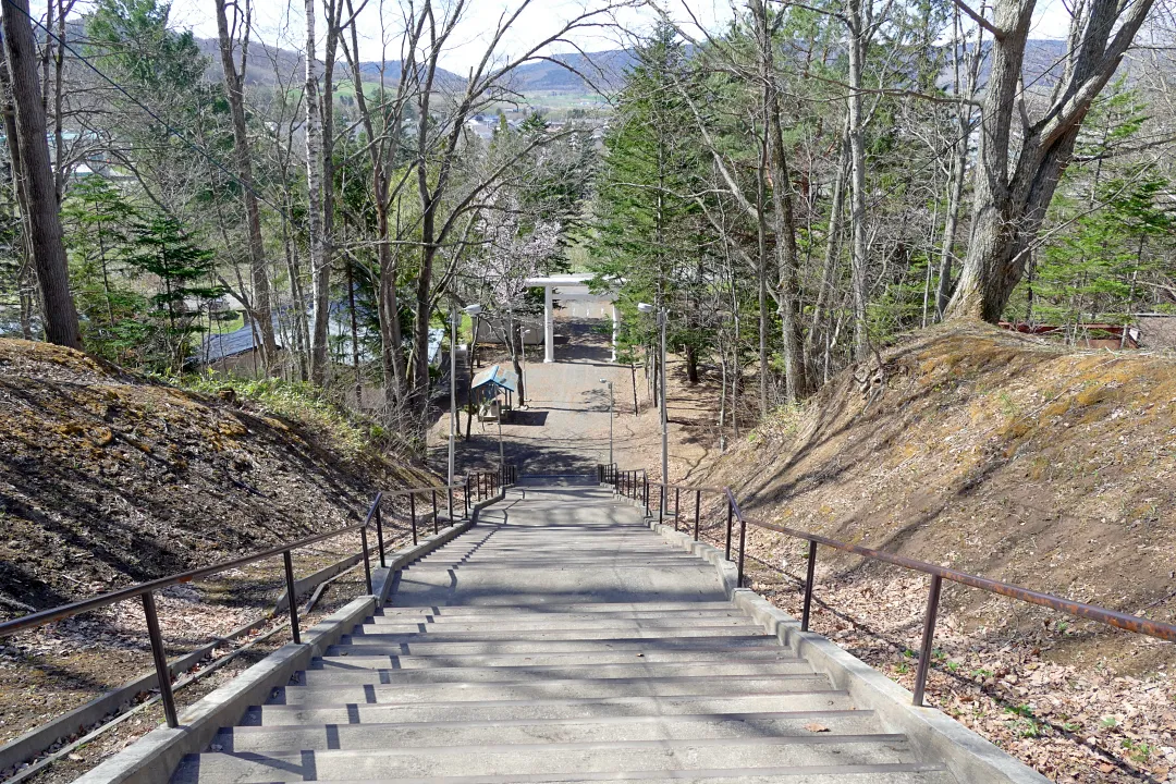 温根湯神社 階段から下を見下ろす