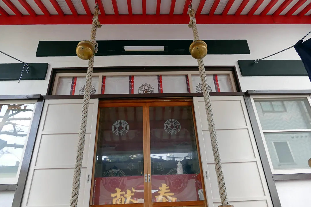 北見稲荷神社 拝殿の前