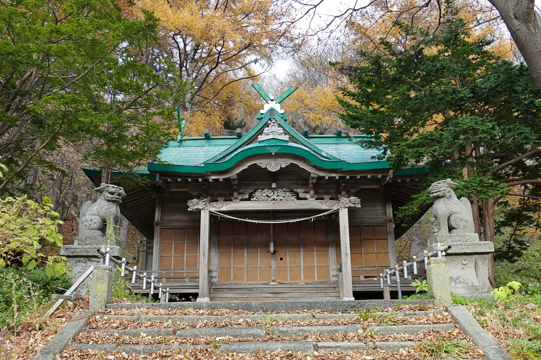 忍路神社 拝殿と狛犬