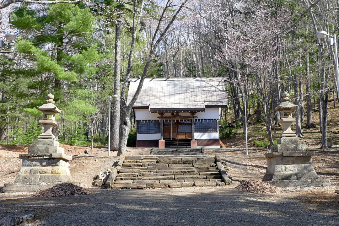 温根湯神社 灯籠と社殿
