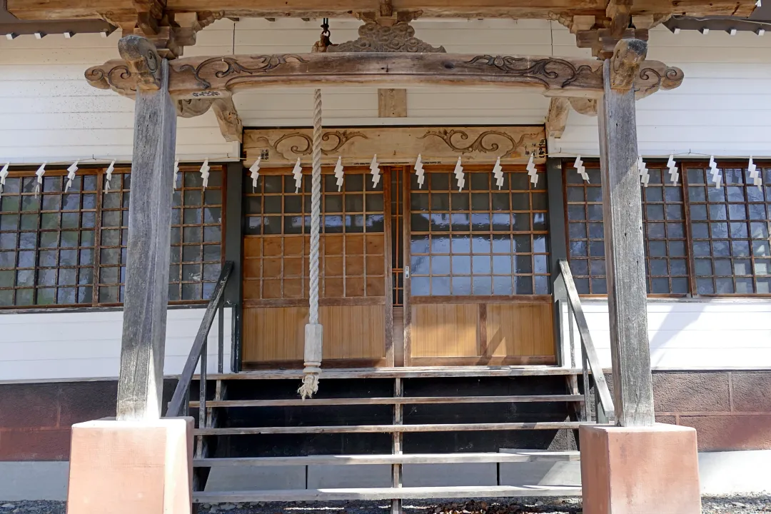 温根湯神社 社殿の前