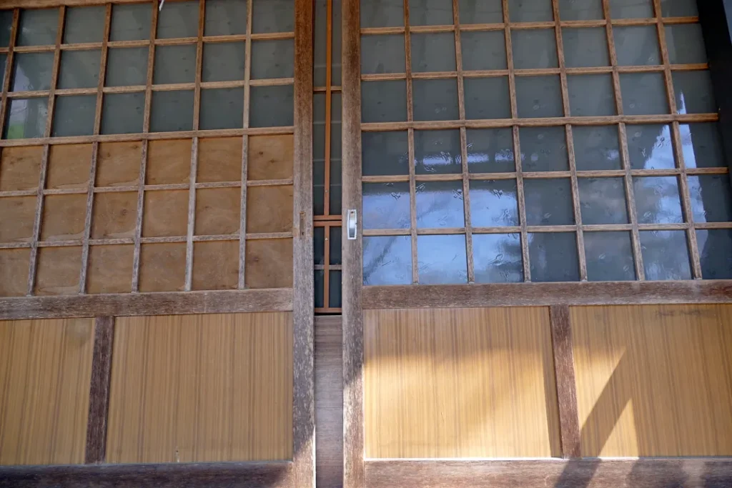 温根湯神社 拝殿の扉