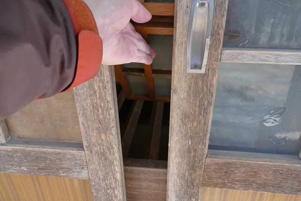 温根湯神社 中の扉を押し開ける