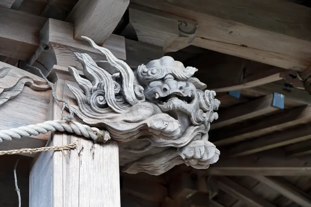 忍路神社 社殿の彫刻 右側の獅子