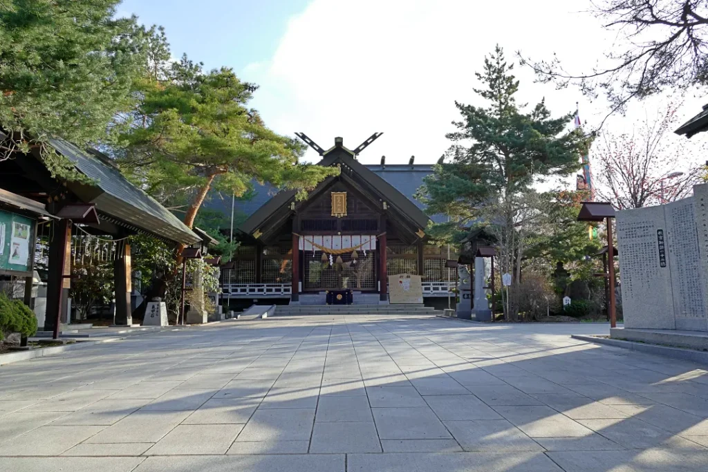 神門側から見た社殿