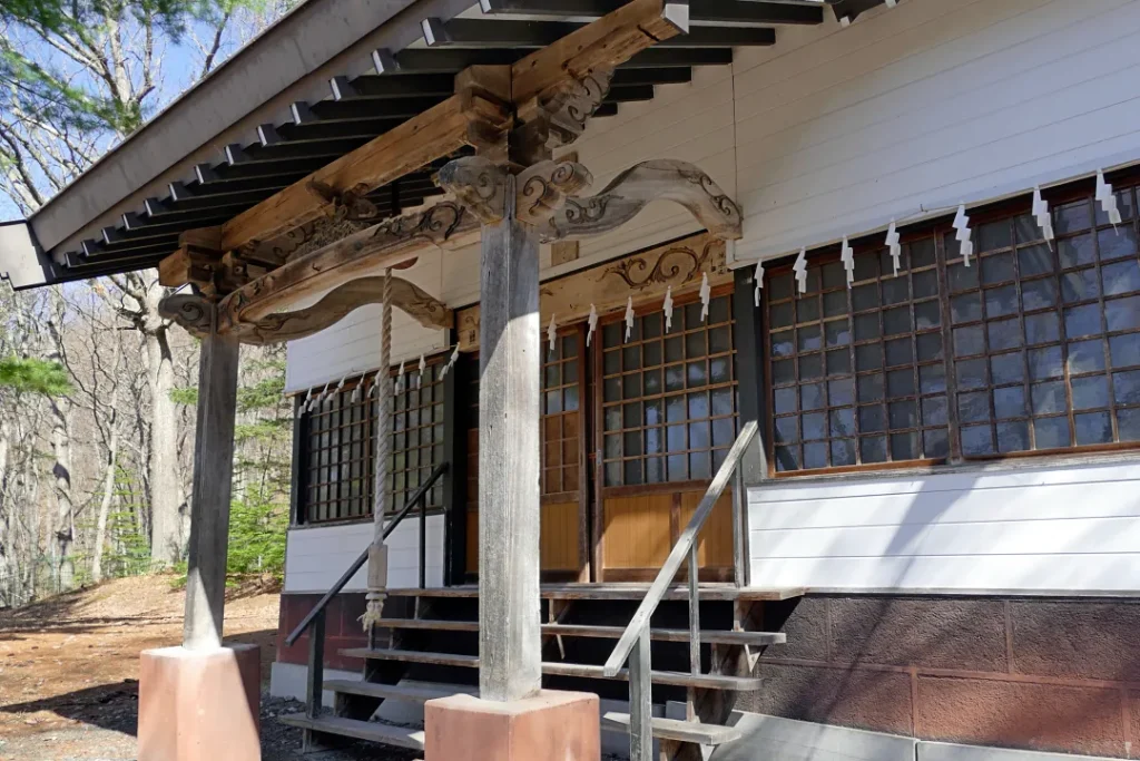 温根湯神社 拝殿の前
