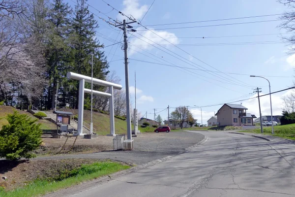 女満別神社 鳥居前の道路