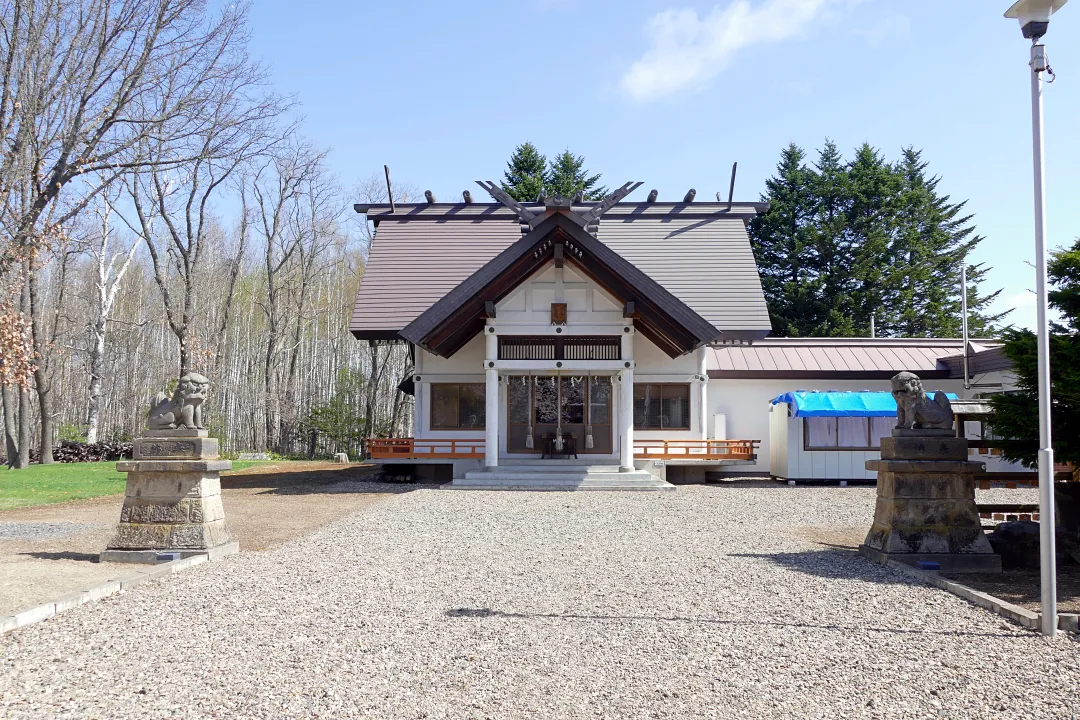 06_1220579 女満別神社 狛犬と社殿