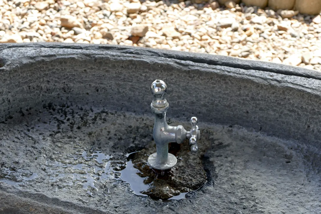 08_1220583 女満別神社 手水鉢の蛇口