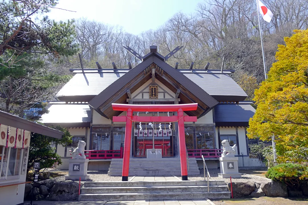 08_1220764 網走三吉神社 二の鳥居と狛犬