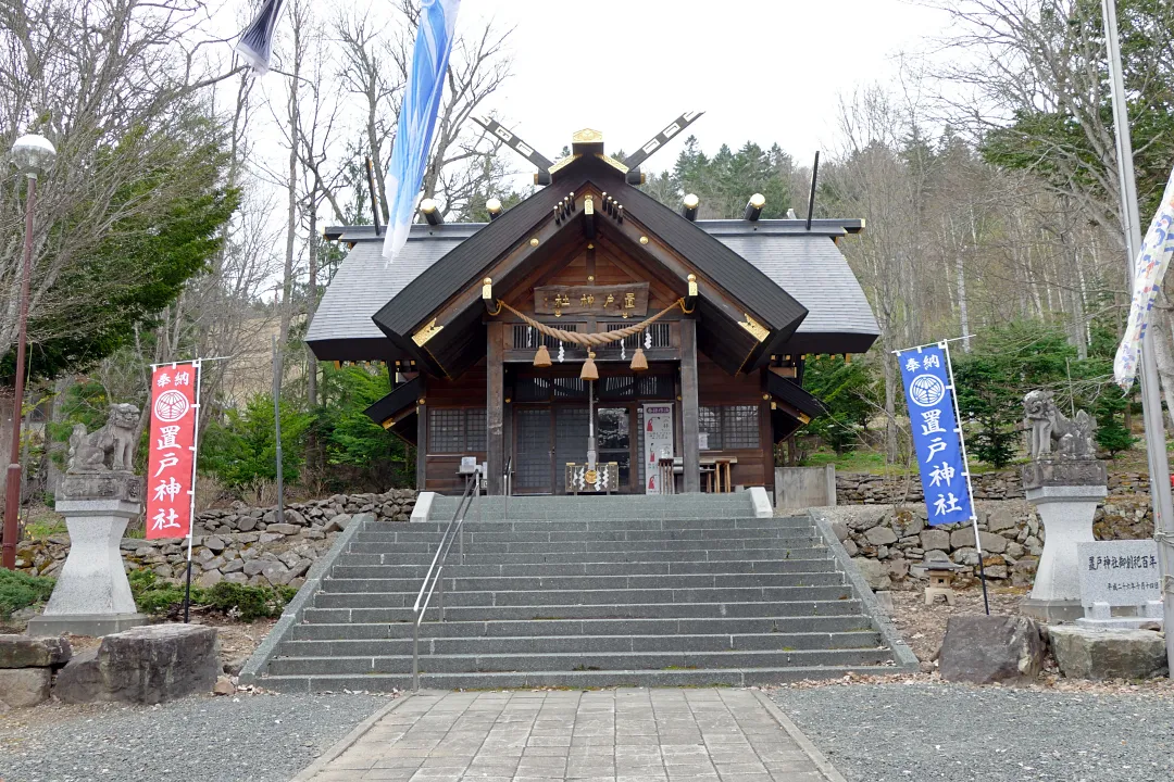 09_1230184 置戸神社 狛犬と社殿