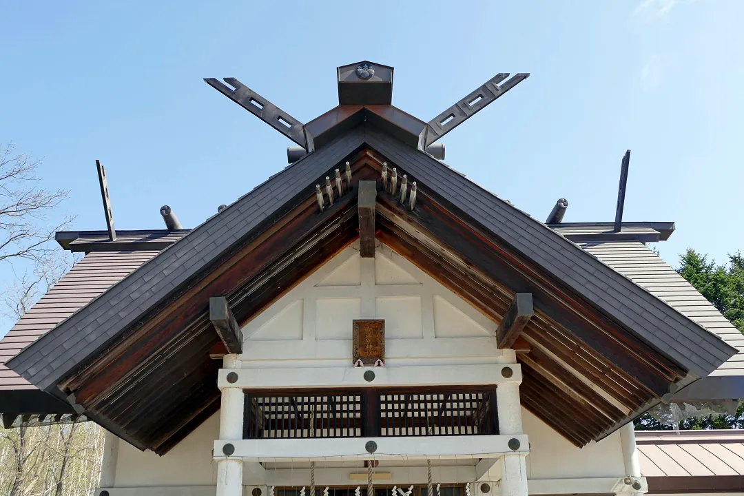 10_1220589 女満別神社 社殿の廂