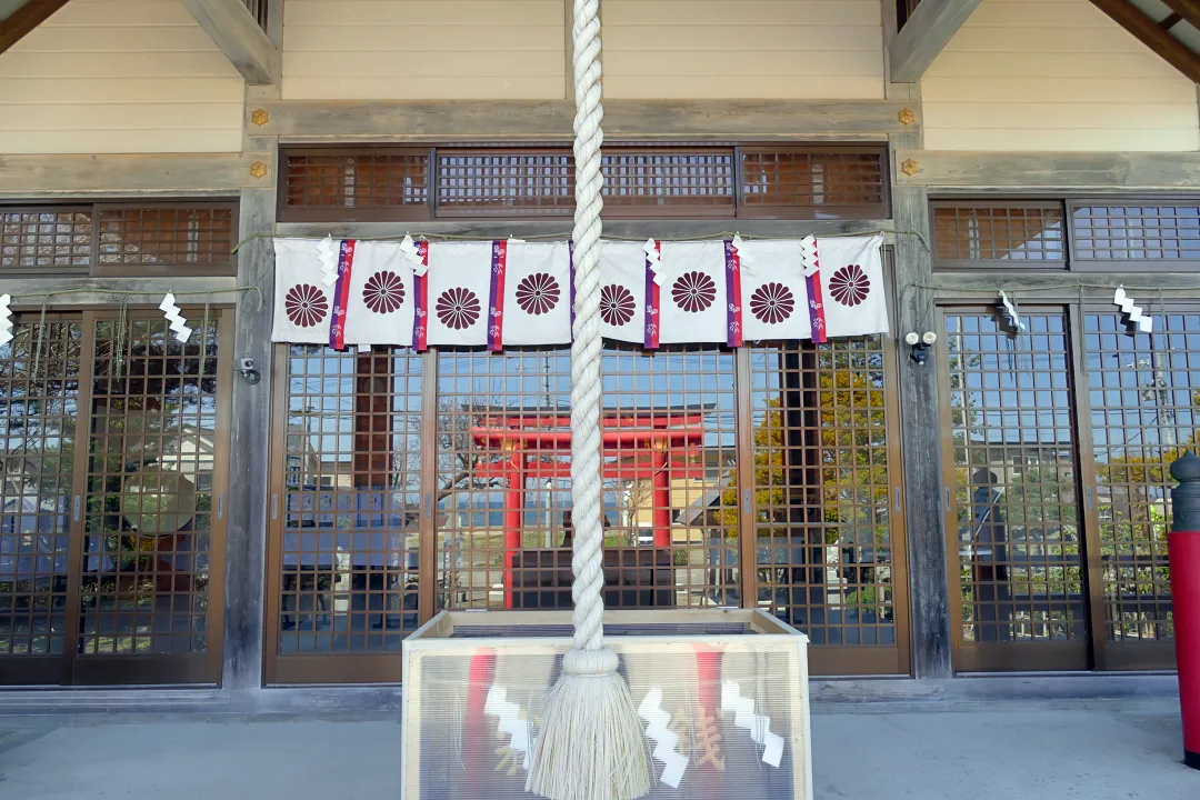 10_1220768 網走三吉神社 拝殿の前