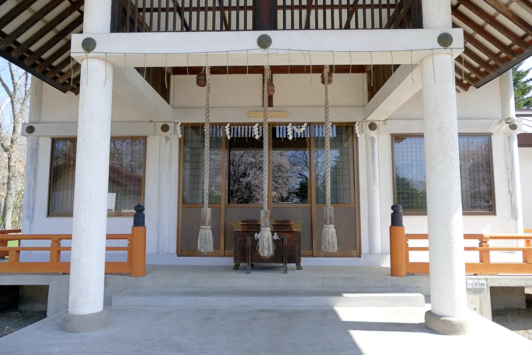 12_1220585 女満別神社 社殿の前